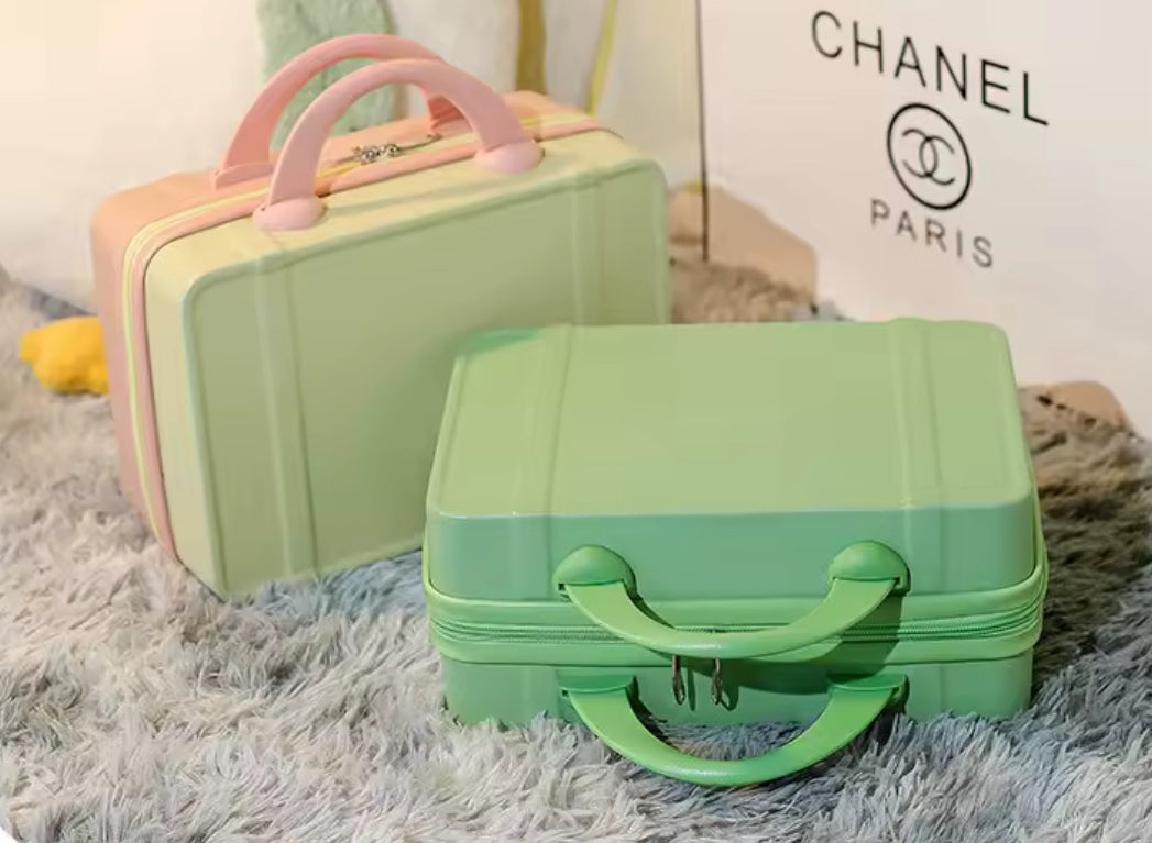 Carryon Case with Elastic Fixed Strap Zipper Closure and lock
